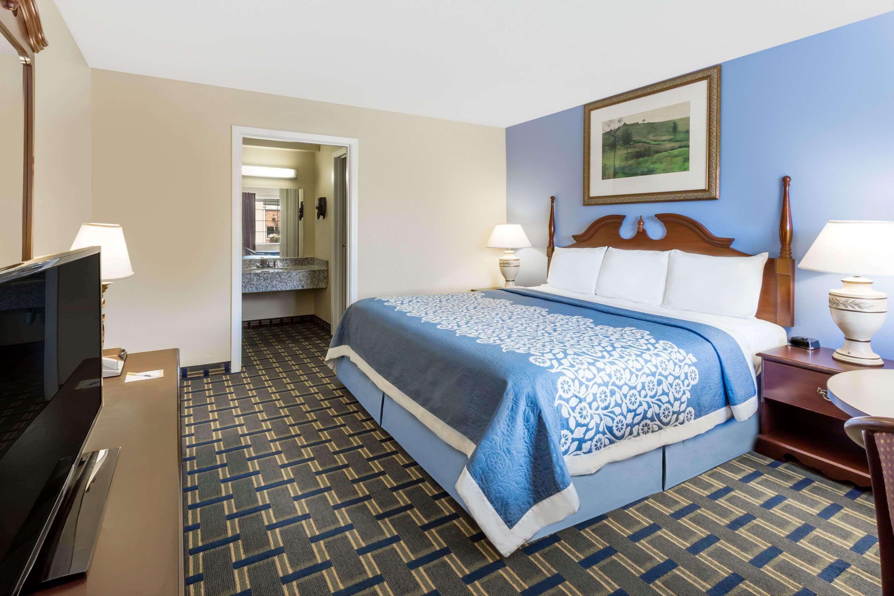 Days Inn By Wyndham Plymouth Kültér fotó