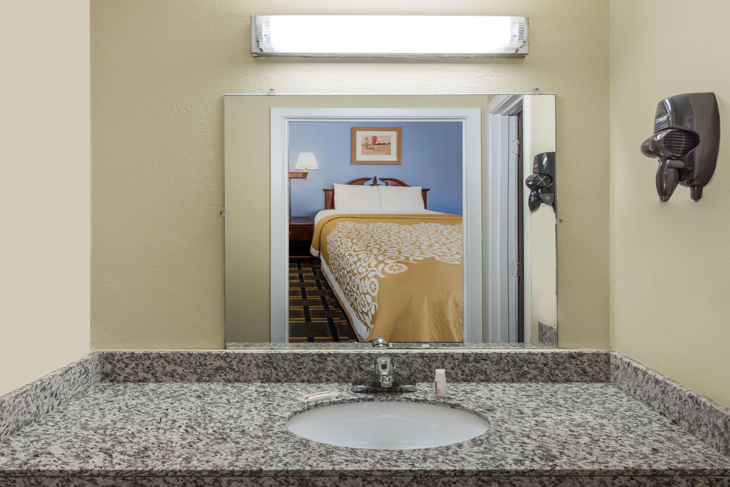 Days Inn By Wyndham Plymouth Kültér fotó